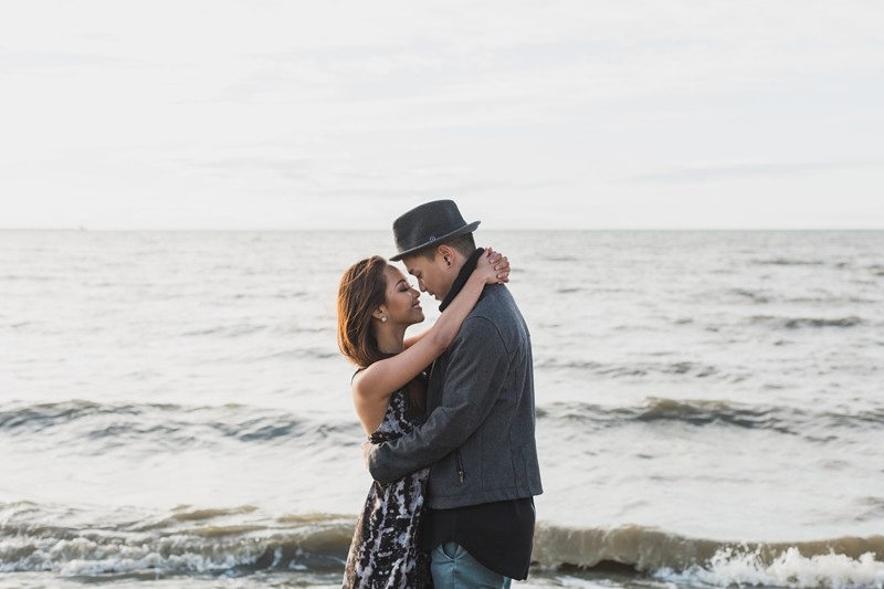 Engagement photos at the beach in the winter